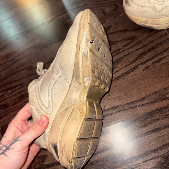 Gucci Beige Sneakers with Red Lip Graphic - Picture 3 of 4